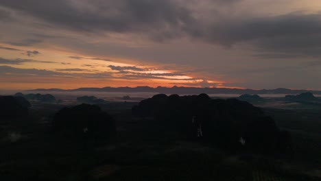 Sonnenaufgang-über-Krabi-Ao-Luek,-Früher-Nebliger-Sonnenaufgang-Mit-Kalksteinfelsen,-Karst,-Guten-Morgen-Krabi