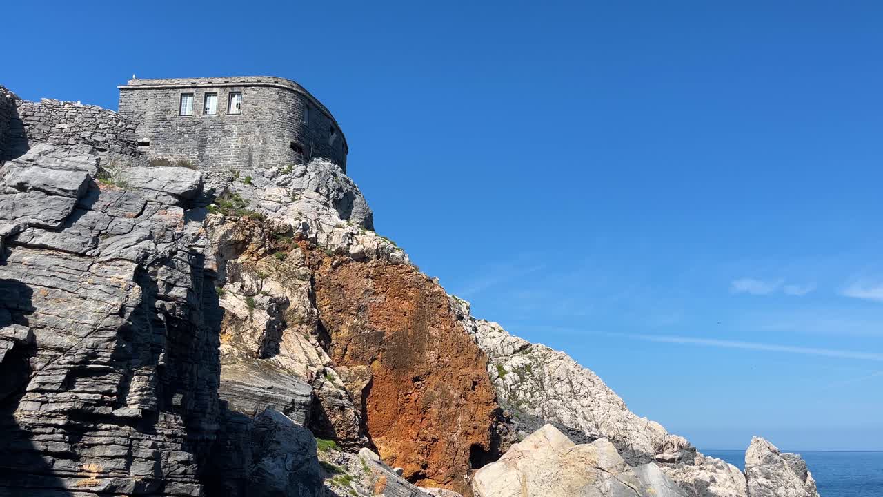 이탈리아 포르토 베네레 (porto venere) 의 꼭대기 바위 절벽 해변에 고립된 오래된 돌집 폐허