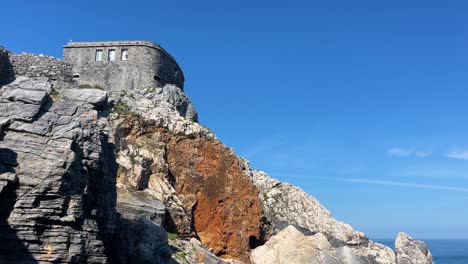 이탈리아 포르토 베네레 (porto venere) 의 꼭대기 바위 절벽 해변에 고립된 오래된 돌집 폐허