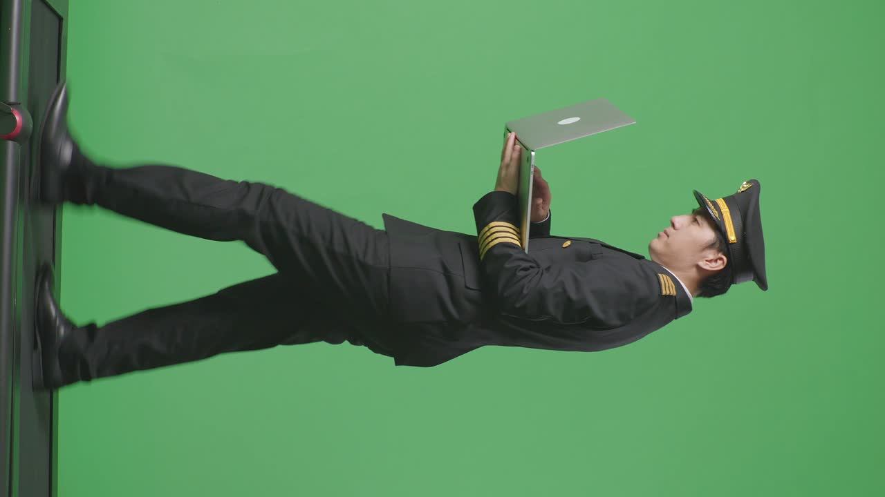 녹색 화면 배경에서 노트북에서 작업하는 파일