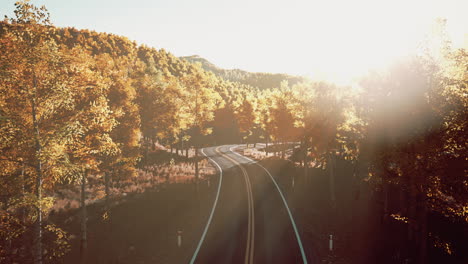 Carretera-En-Las-Montañas-En-El-Día-De-Otoño-En-Italia