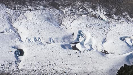 últimos restos del glaciar derretido en el glaciar gorner en suiza zermatt, primer plano desde arriba en el glaciar derretido