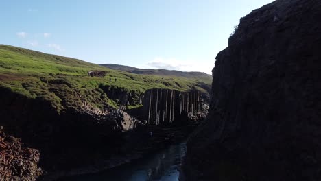 Un-Río-Bru-En-El-Cañón-Studlagil,-Islandia-Con-Columnas-De-Roca-Basáltica,-Moviéndose,-Vista-Frontal,-Ancho