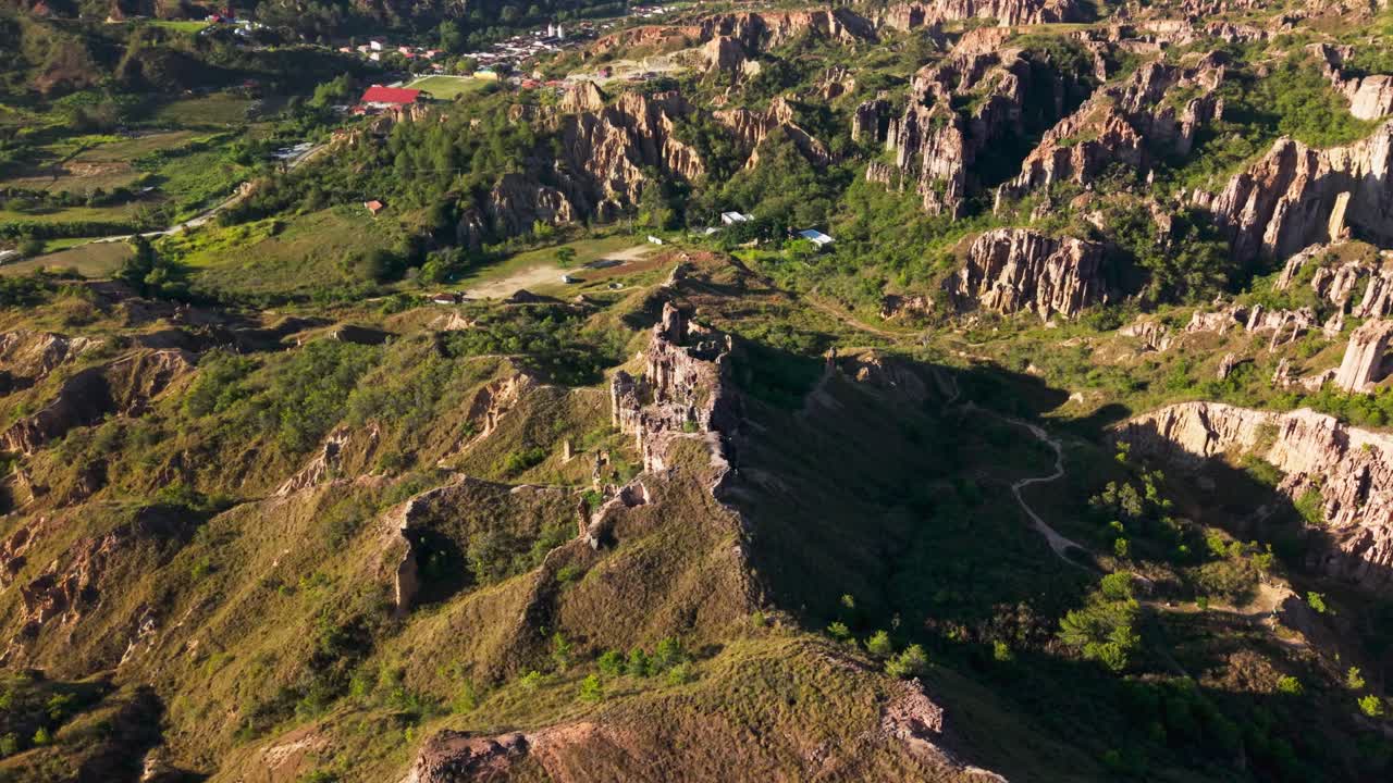 콜롬비아 로스 에스토라케스 특별 자연 구역의 멋진 암석 지형을 파노라마 뷰로 촬영한 항공 사진이에요.
