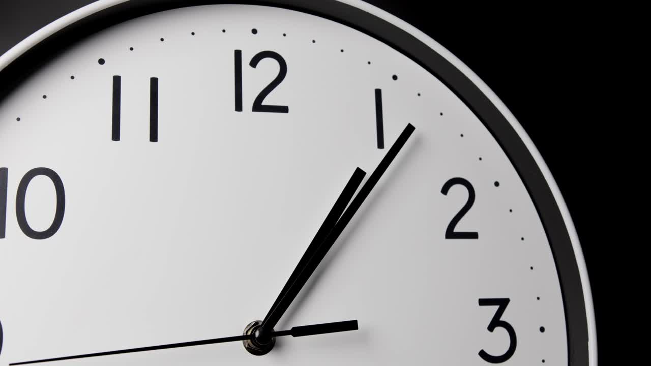 de cerca, el lapso de tiempo, la mano corta señala un número.