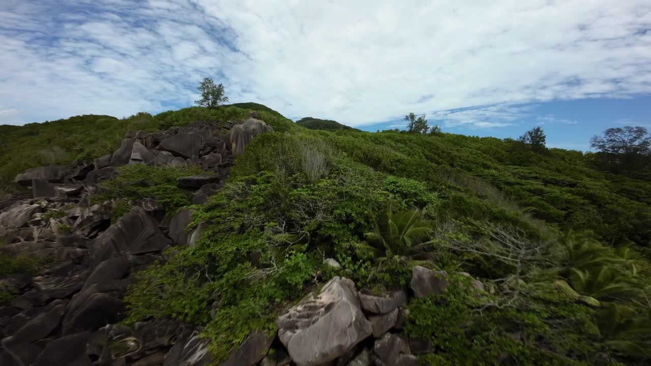 drone fpv volando en una playa en las seychelles en una isla mahe, video de árboles increíbles, rocas de las seychelles, costa y paisajes circundantes de las seychelles