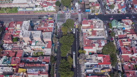 Hyperlpase-Aérea-De-Personas-Caminando-En-La-Calzada-De-Los-Misterios-A-La-Basílica-De-Guadalupe-En-La-Celebración-Del-12-De-Diciembre-En-La-Ciudad-De-México