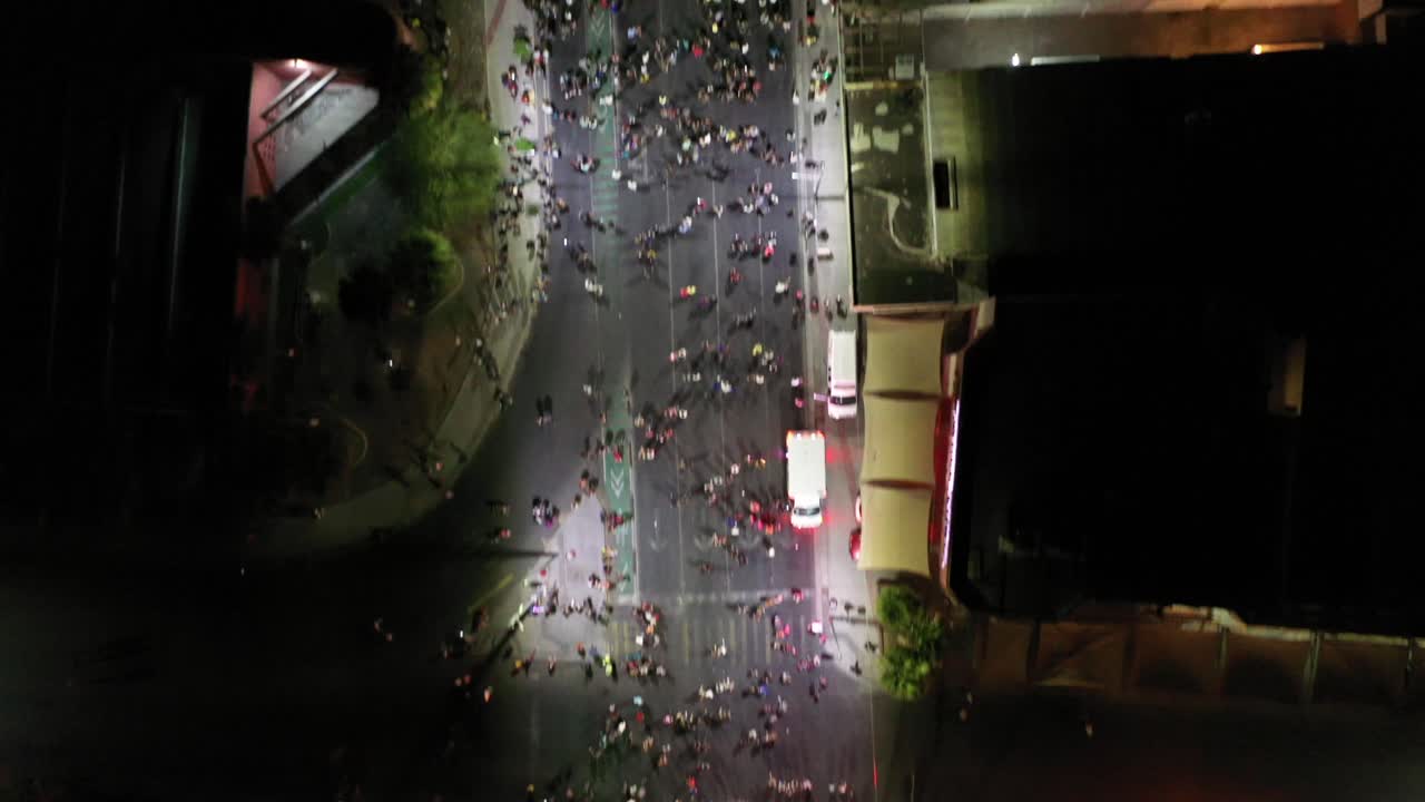 grabando un video cenital de un concierto con mucha gente