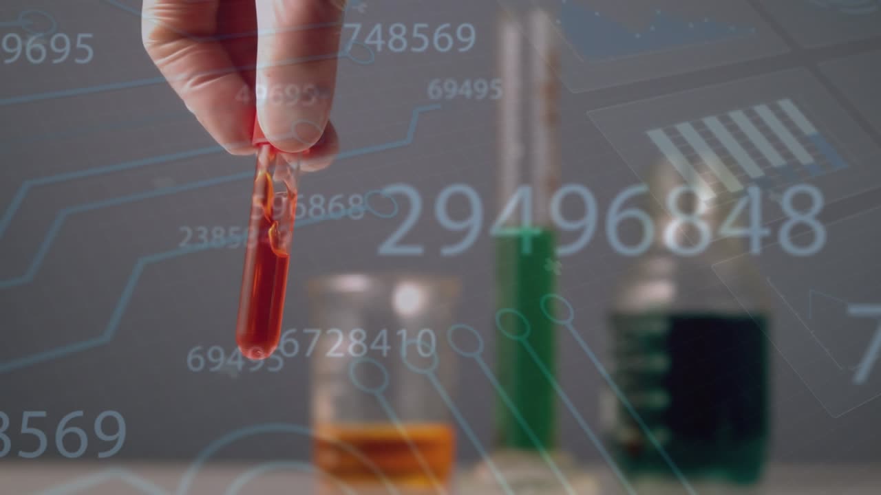 Animazione di dati diversi sulla mano di un tecnico di laboratorio che tiene un campione con un reagente.