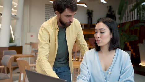 an business woman talks to a colleague at a meeting in the cafeteria