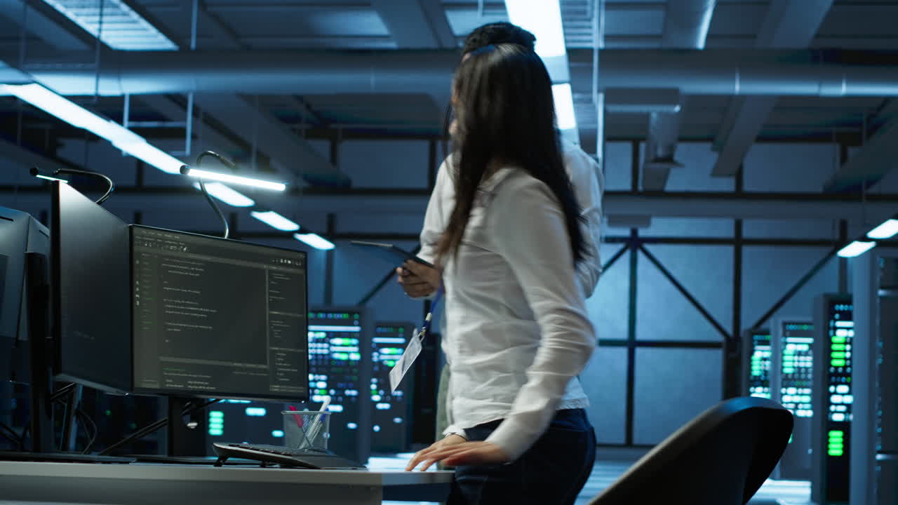 equipo de programadores en problemas de resolución de problemas de centros de datos de alta tecnología