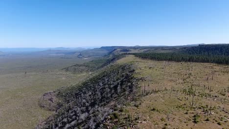 una toma de un dron capturando una colina desde la perspectiva superior, desviando el amplio paisaje