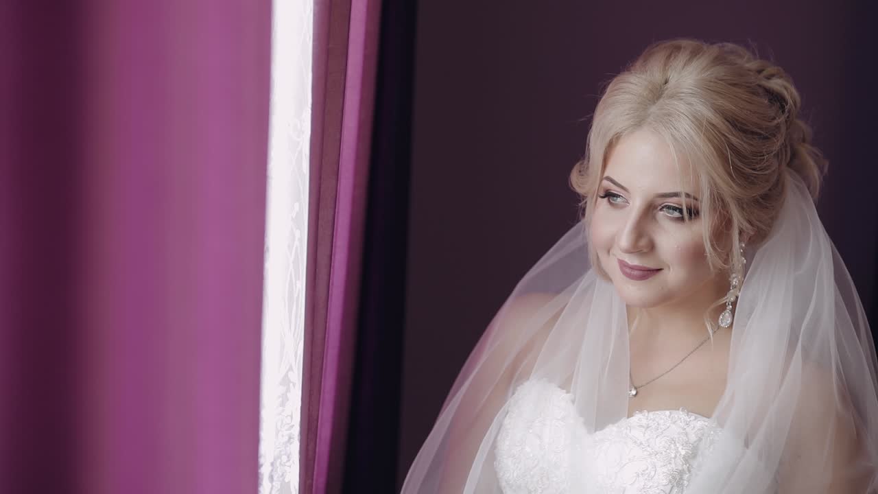 Sposa bella e adorabile. Donna graziosa e ben curata. Rallentatore.