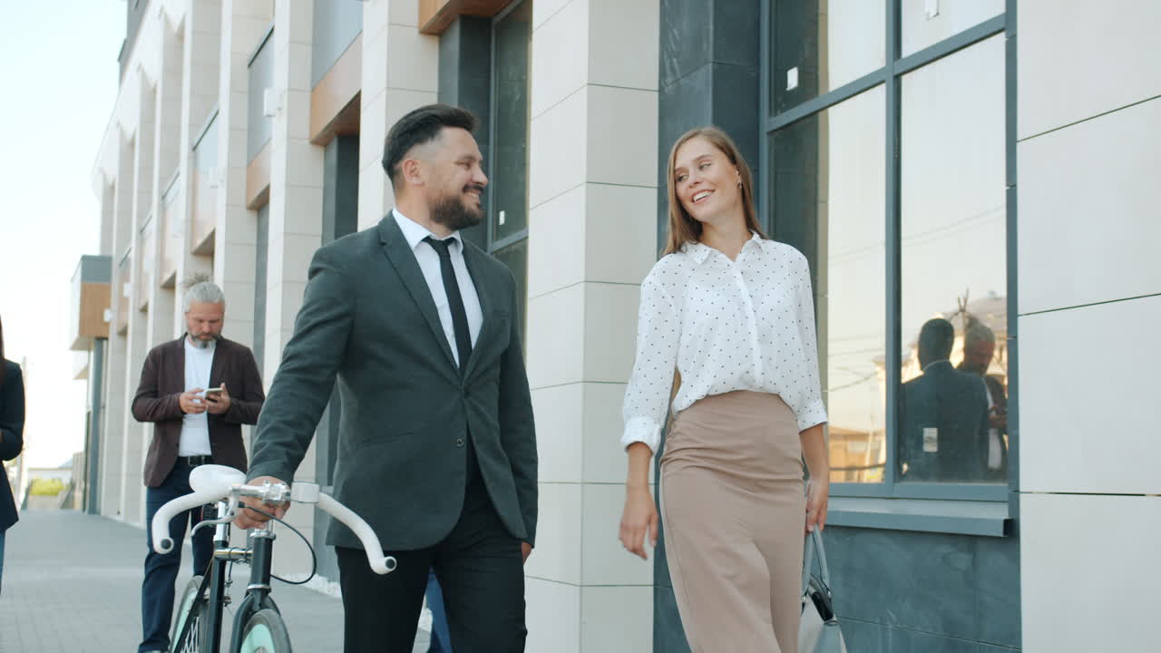 Forretningsfolk, der går i byen