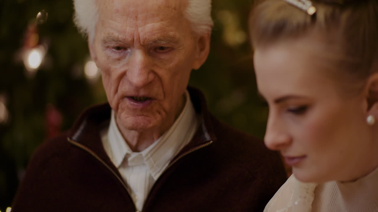 크리스마스 4에 할아버지에게 스마트폰 사용을 가르치는 여자