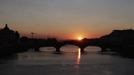 Puesta-De-Sol-En-Florencia.-Lapso-De-Tiempo-De-Vista-De-Puente