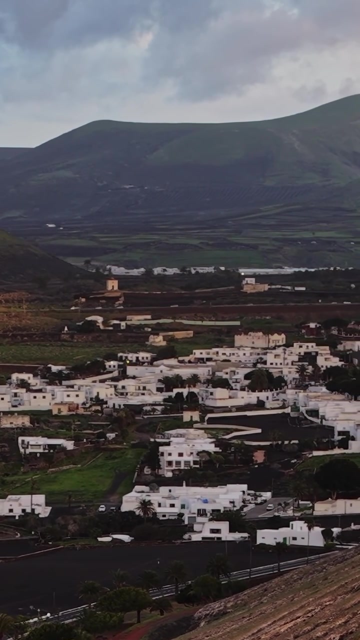Paisajes de Lanzarote muestran montañas y edificios blancos al atardecer