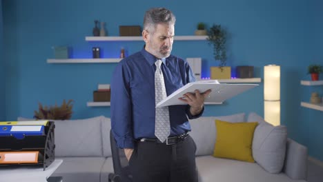 aburrido y enojado por los negocios, el hombre de negocios ve cosas que no quiere ver en su papeleo.