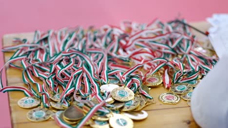 medallas de una competencia de taekwondo