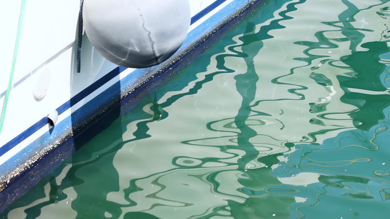 몬테 카를로 항구 의 배 의 물 에 반사