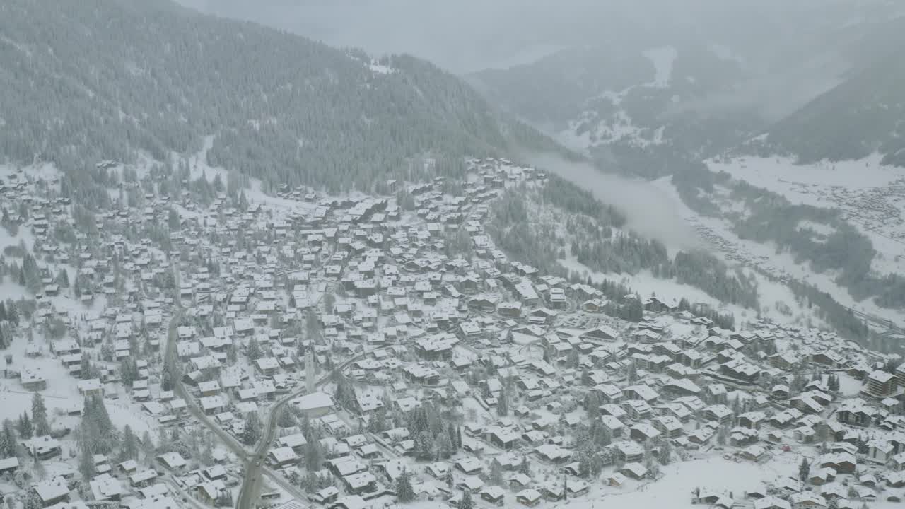 스위스 알프스의 아름다운 리조트 및 스파 타운 베르비에의 드론 공중