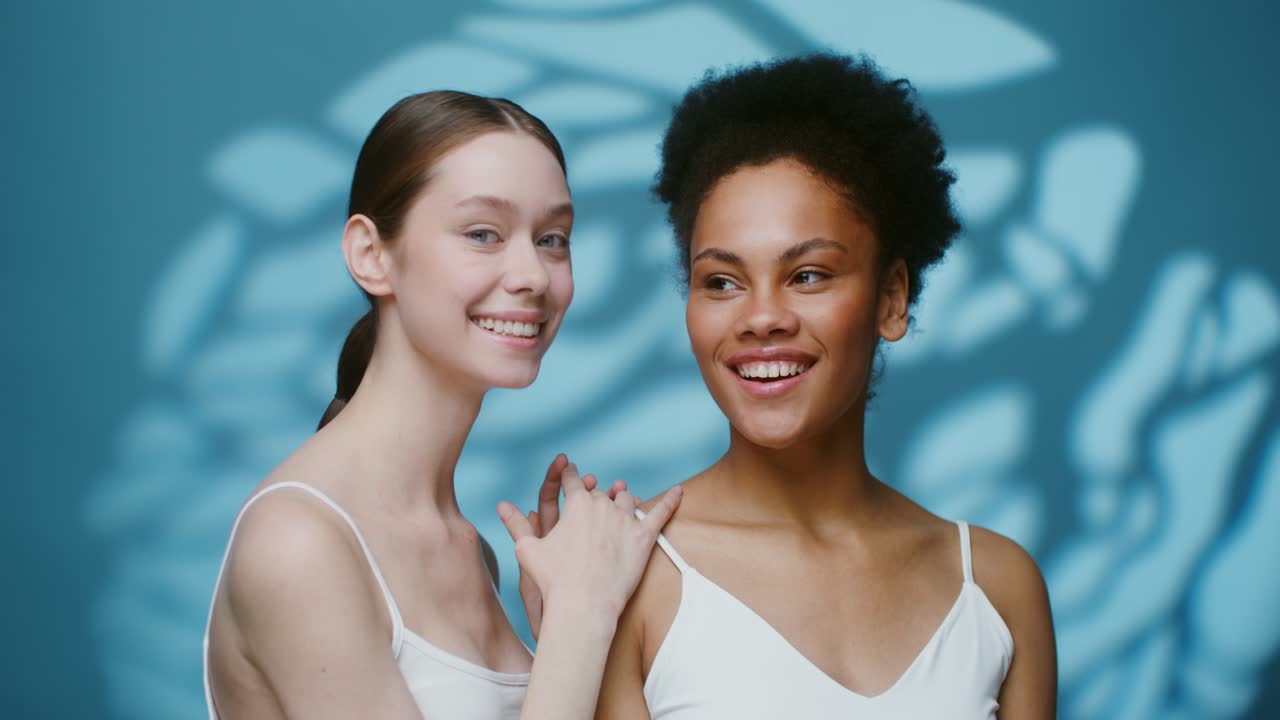 dos mujeres sonriendo y conectándose