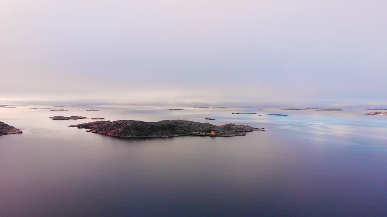 Lysekil, Svezia - Splendido scenario di un'isola tropicale al tramonto - Ripresa aerea