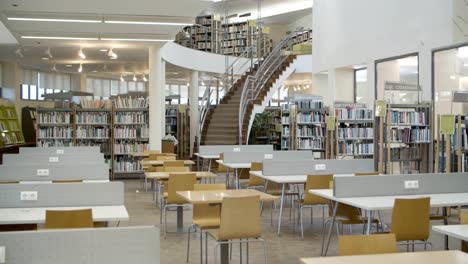 Estanterías-En-La-Biblioteca-Con-Muchos-Libros