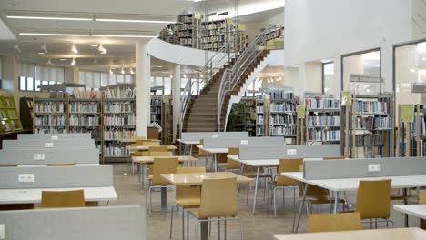 estantes na biblioteca com muitos livros