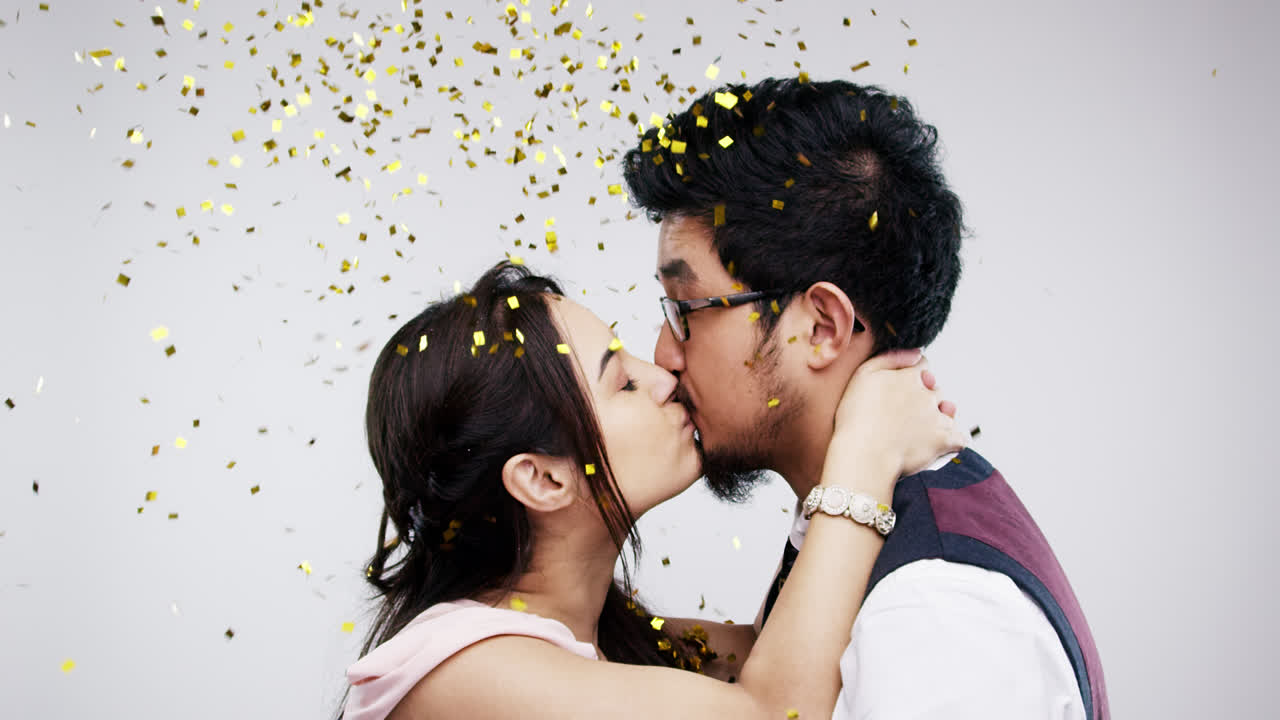 Coppia mista che si bacia in slow motion, serie di fototessere per matrimonio