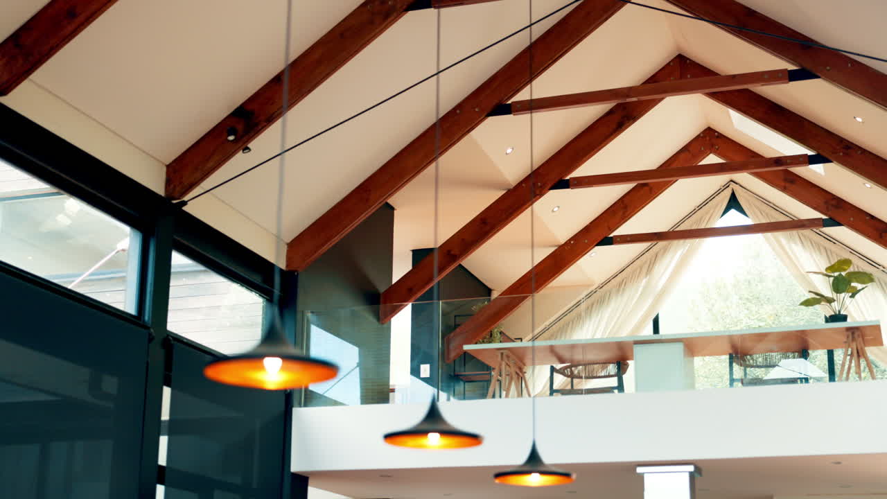 Architettura d'interni moderna con soffitto a volta e travi in legno