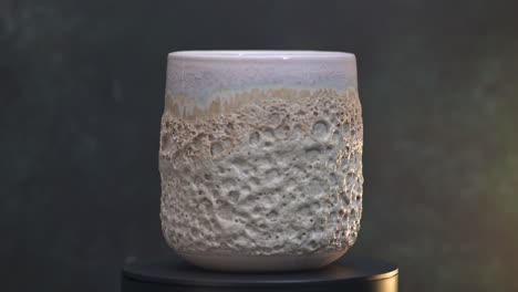 vidrio cerámico con textura de coral retorcido alrededor de su eje