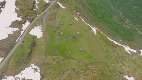 Vista-Aérea-De-Drones-De-Una-Pintoresca-Carretera-Antigua-En-El-Valle-De-Aurland-En-Noruega