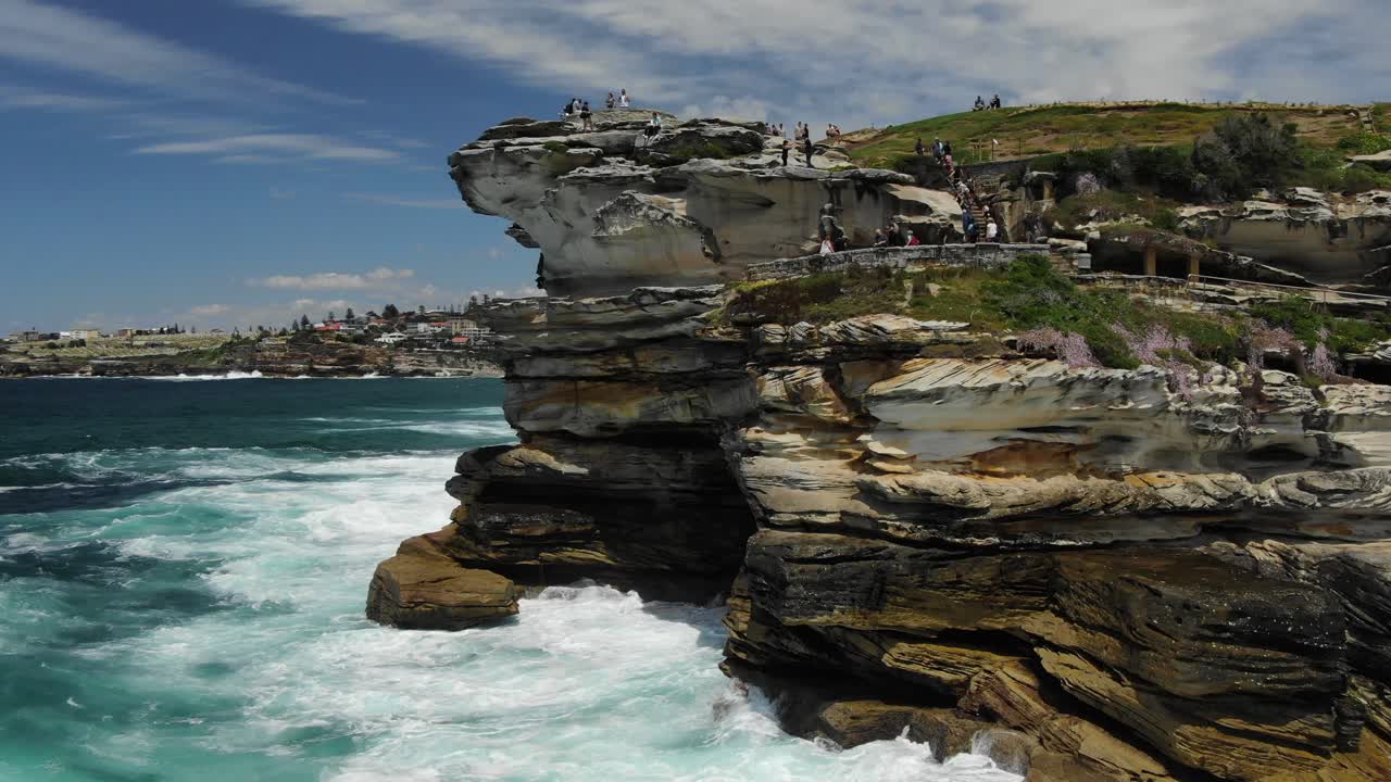 호주 본다이 해변 근처 절벽에 부서지는 거친 바다와 파도의 놀라운 전망