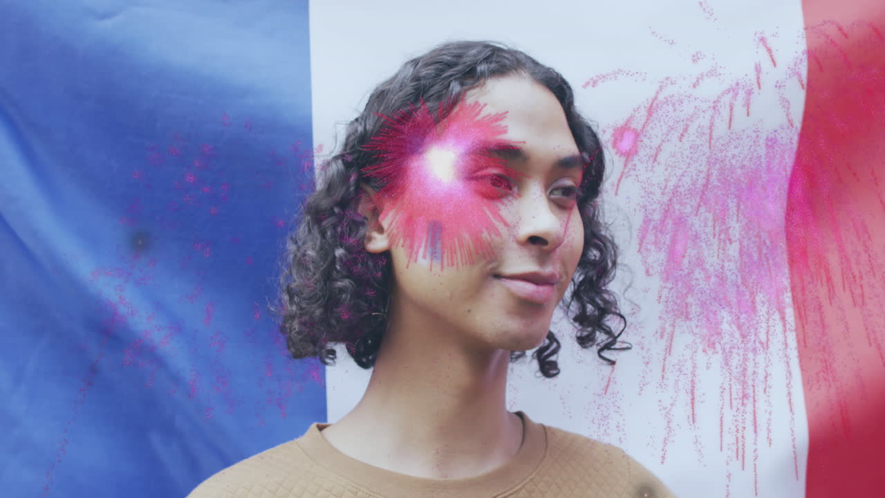 animación de la bandera de francia sobre una persona no binaria sonriendo