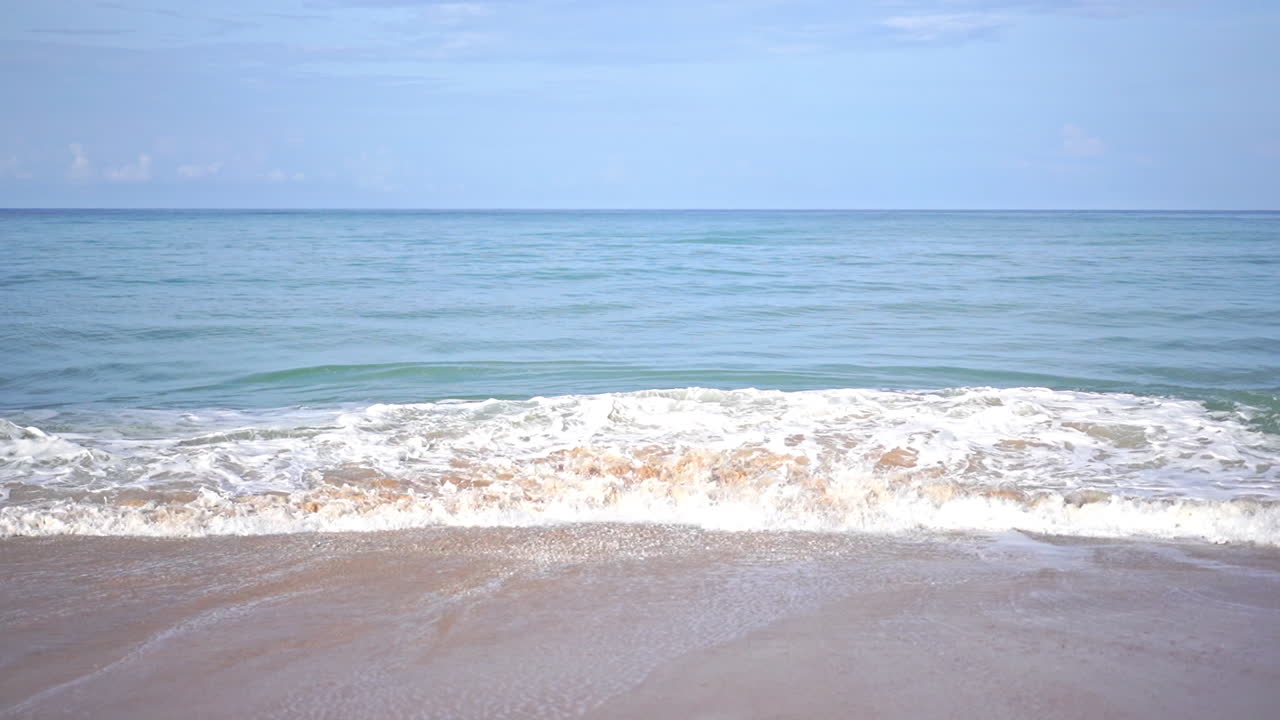 하얀 모래 해변에서 거품을 만드는 바닷물 파도 - 슬로우 모션