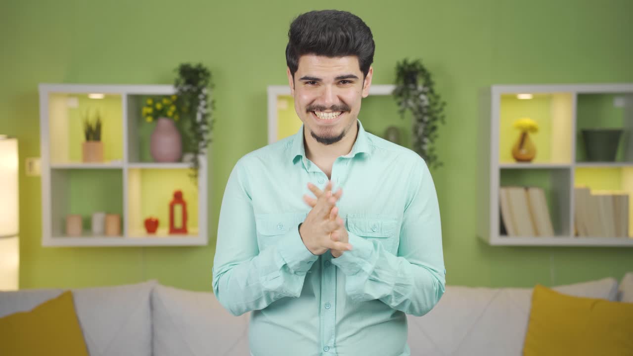 el joven está emocionado e impaciente.