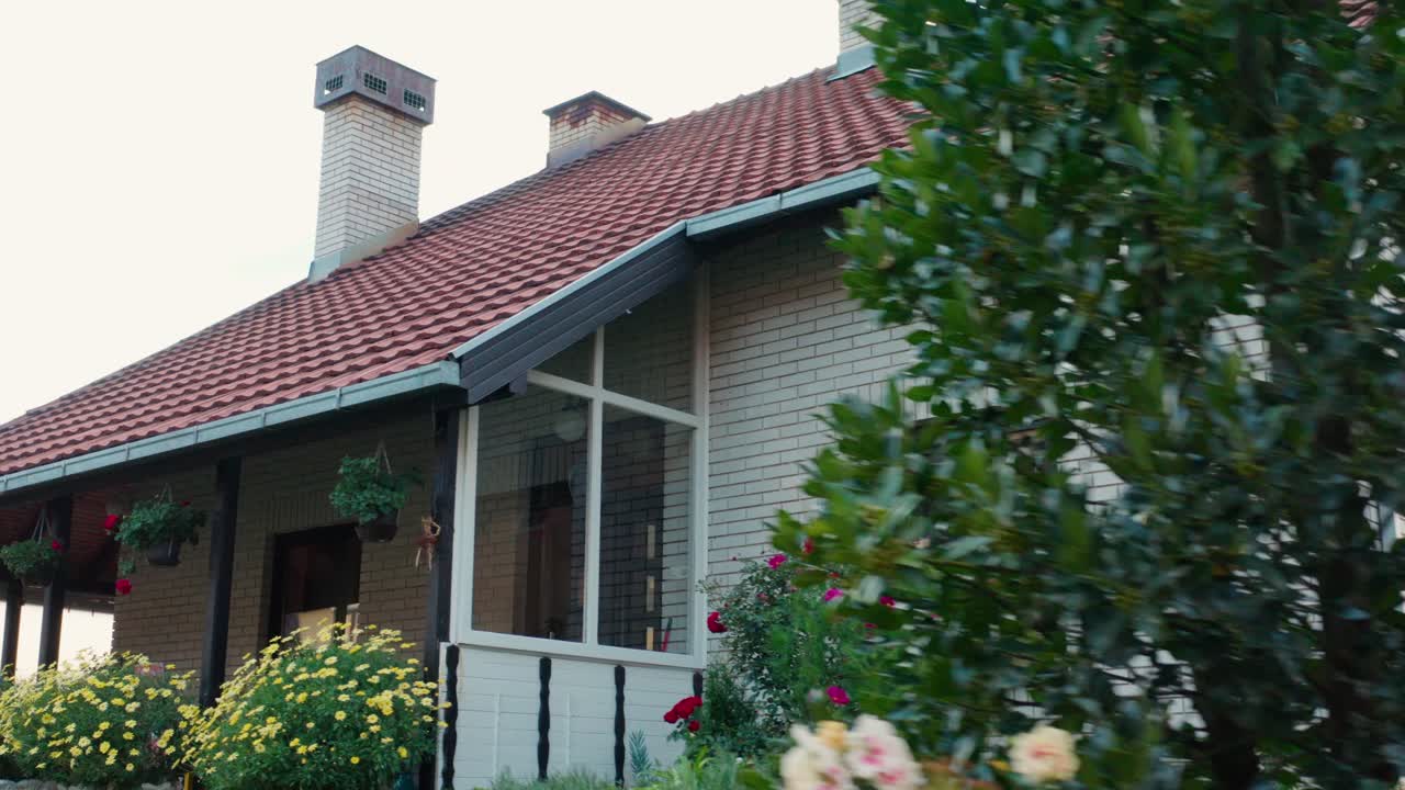 hermosa casa de campo en un paisaje rural idílico - toma aérea de drones