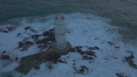 Bajo-El-Resplandor-De-La-Tarde:-El-Faro-De-Mangiabarche-En-Todo-Su-Esplendor-Con-Olas-Chapoteando-En-Cerdeña