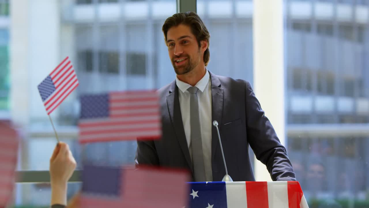 백인 남성 스피커가 비즈니스 세미나에서 연설합니다 4k