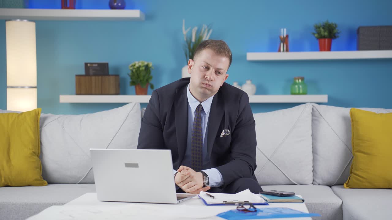 가정 사무직 노동자, 우울하고 불행한 남자.