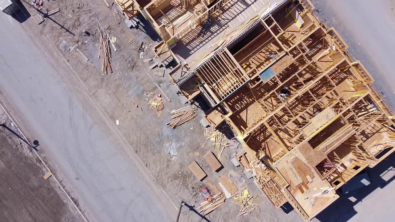 arriba abajo de las casas de marco de madera en construcción en el nuevo desarrollo de viviendas comunitarias