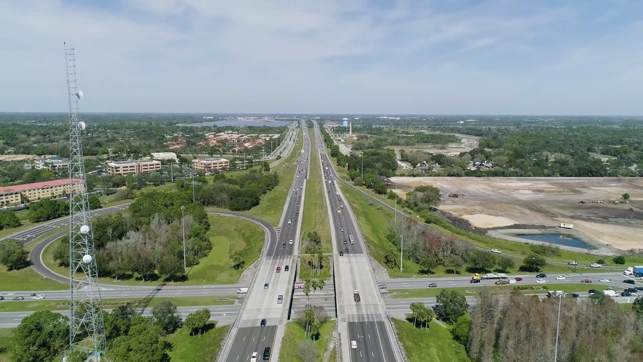 ⁇ 은 날 플로리다의 고속도로  ⁇ 에 있는 라디오 타워의 리버스 에어리얼 돌리  ⁇