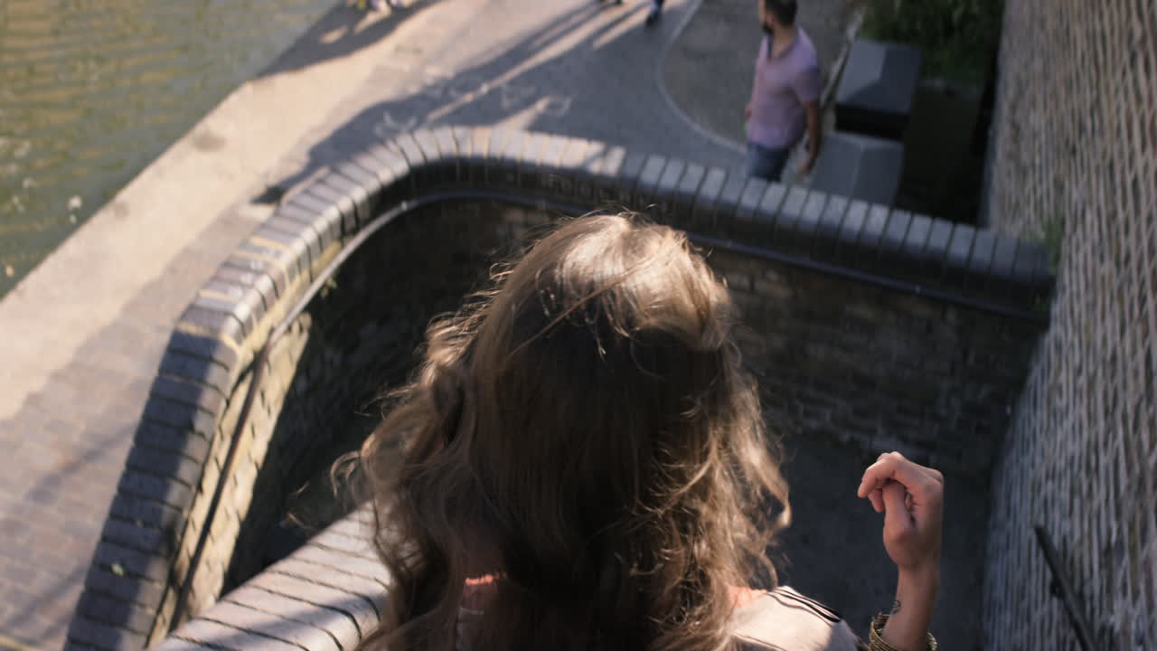 아름다운 여성 쇼핑 바구니 건강한 신선한 채소 도시에서  ⁇ 고