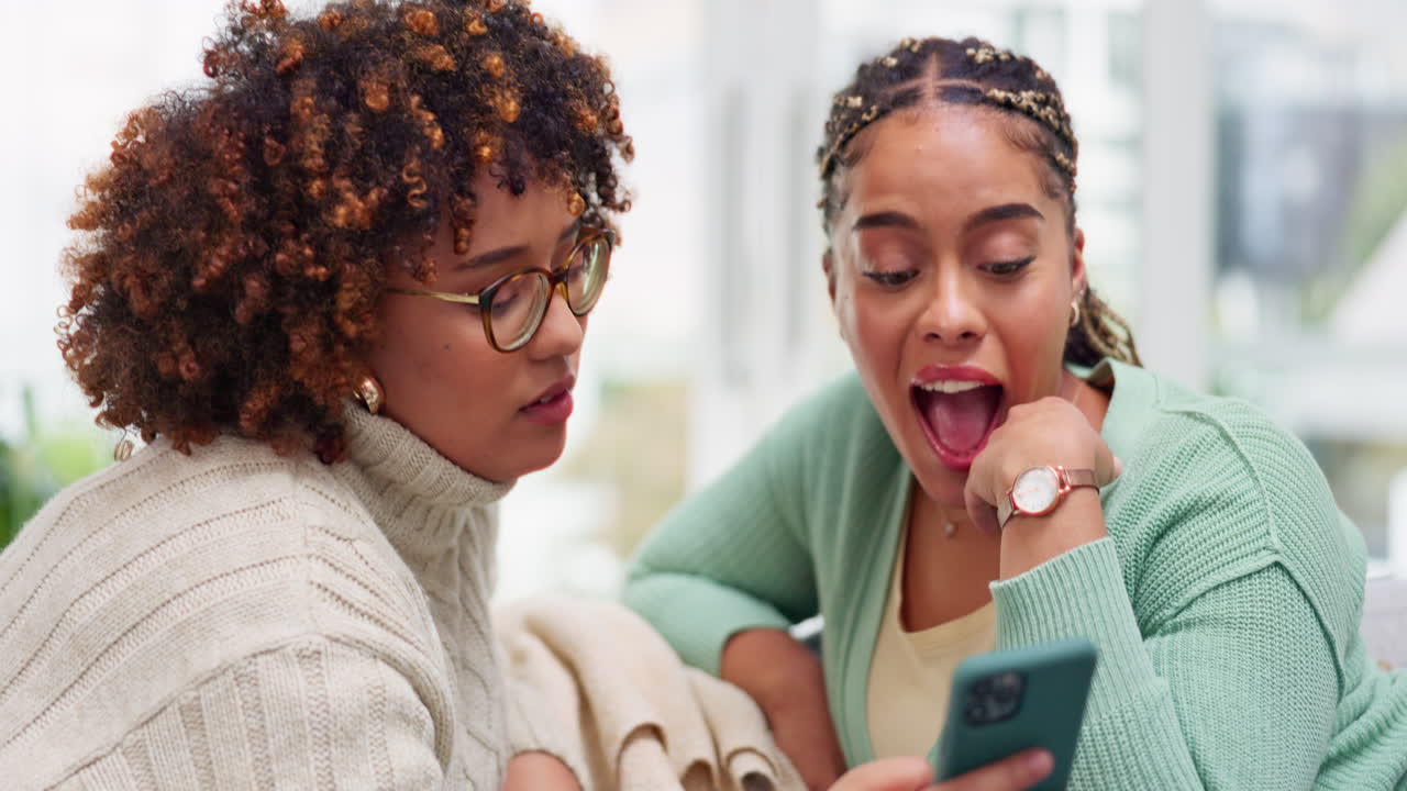 un par de amigos, teléfono y relajarse en un sofá