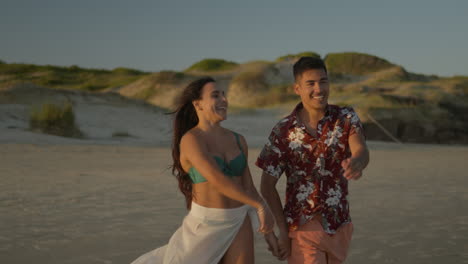 una pareja linda caminando por la playa.