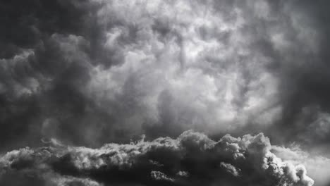 Fuertes-Tormentas-Eléctricas-Y-Nubes-Grises