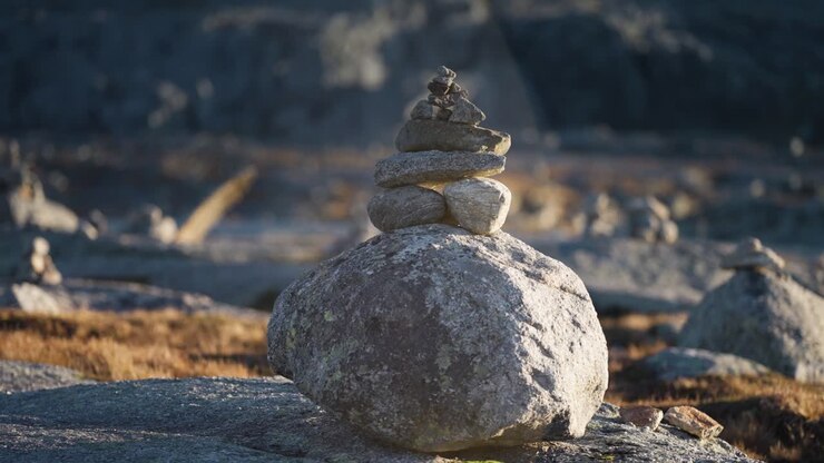 Piccoli cairn di pietra sono sparsi nel giardino della meditazione.