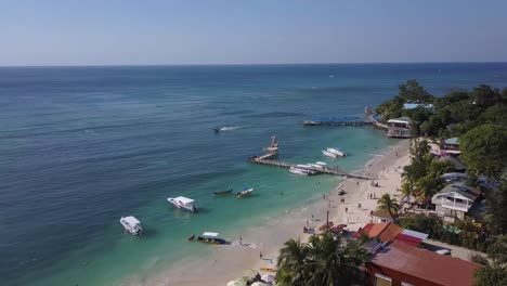 West-Bay-Beach-In-Roatan,-Honduras-An-Einem-Sonnigen-Tag---Luftaufnahme
