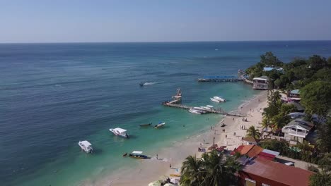 playa de la bahía oeste en roatán honduras durante un día soleado - antena